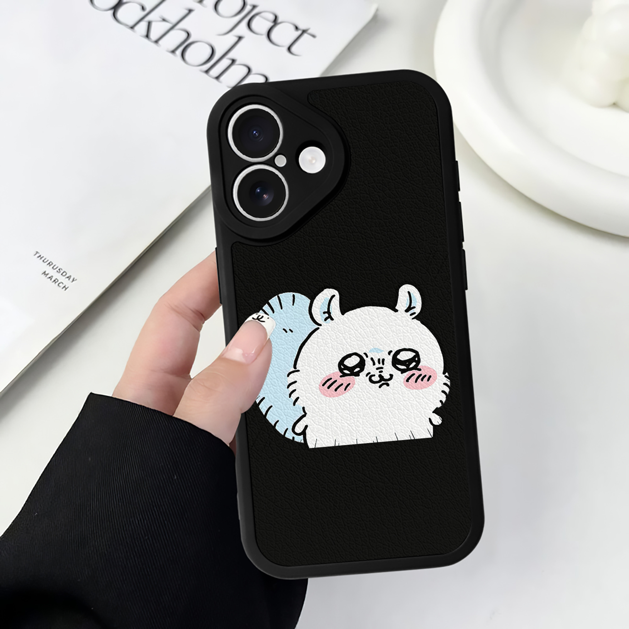 （画像用） ちいかわ モモンガ Chii-kawa Momonga 【iPhone 16シリーズ対応】シリコンスマホケース（レザー調） 材質：シリコン